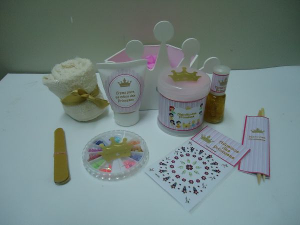 Cachepot Princesas com kit manicure